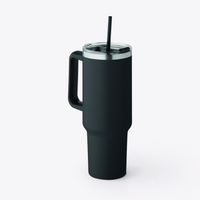Gobelet noir de 1,2 litre avec poignée à gauche, couvercle et paille en place