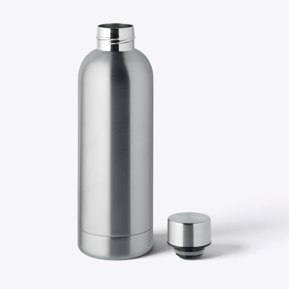 Bouteille isotherme recyclée 500 ml argent mat, bouchon dévissé posé à côté