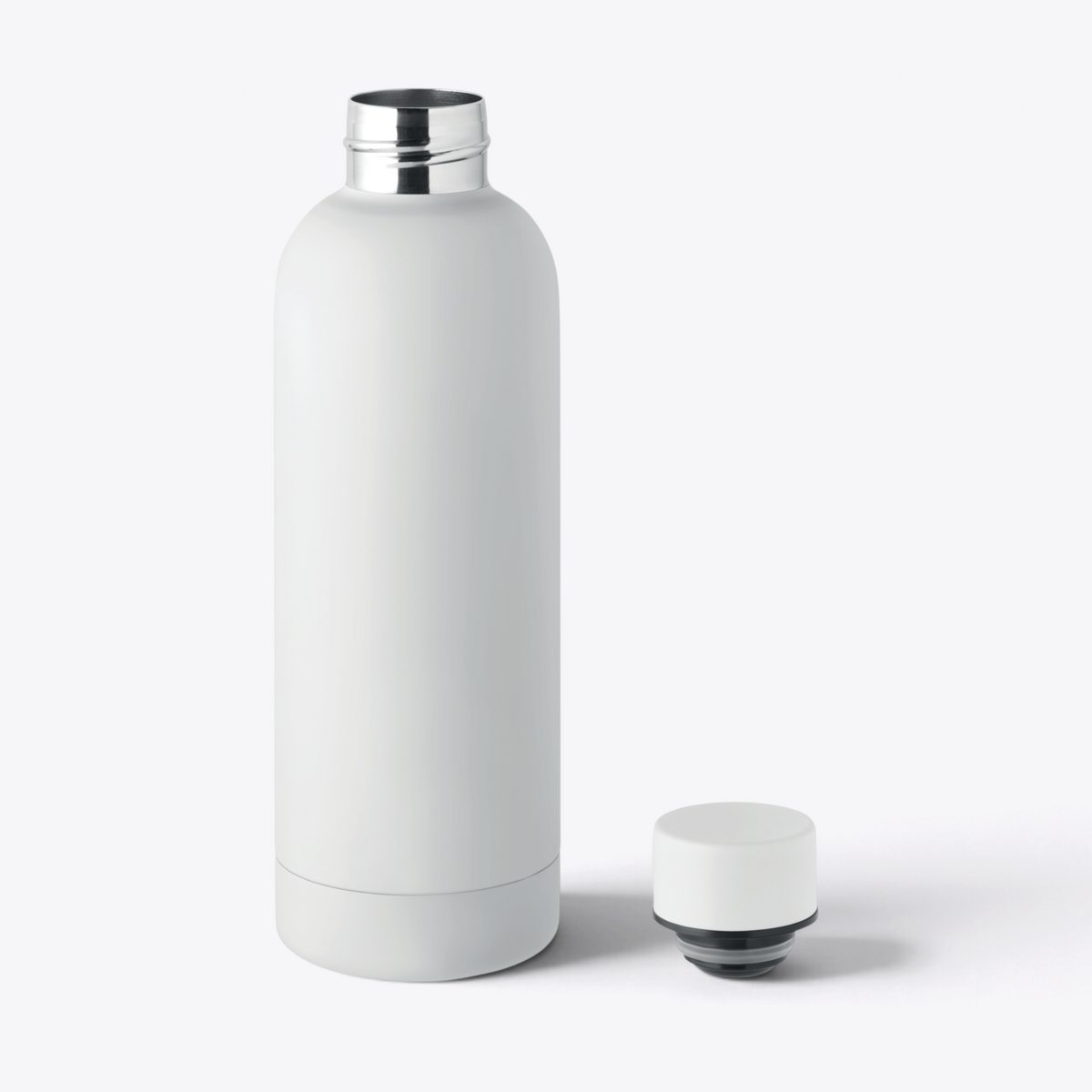 Bouteille isotherme recyclée 500 ml blanc, bouchon dévissé posé à côté
