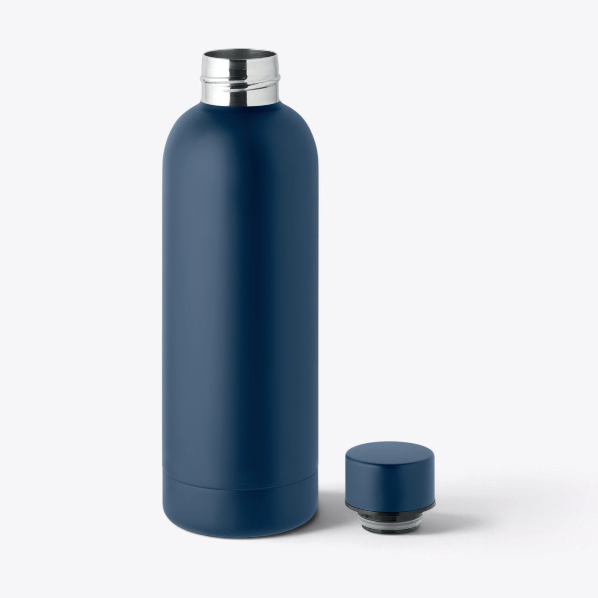 Bouteille isotherme recyclée 500 ml bleu marine, bouchon dévissé posé à côté