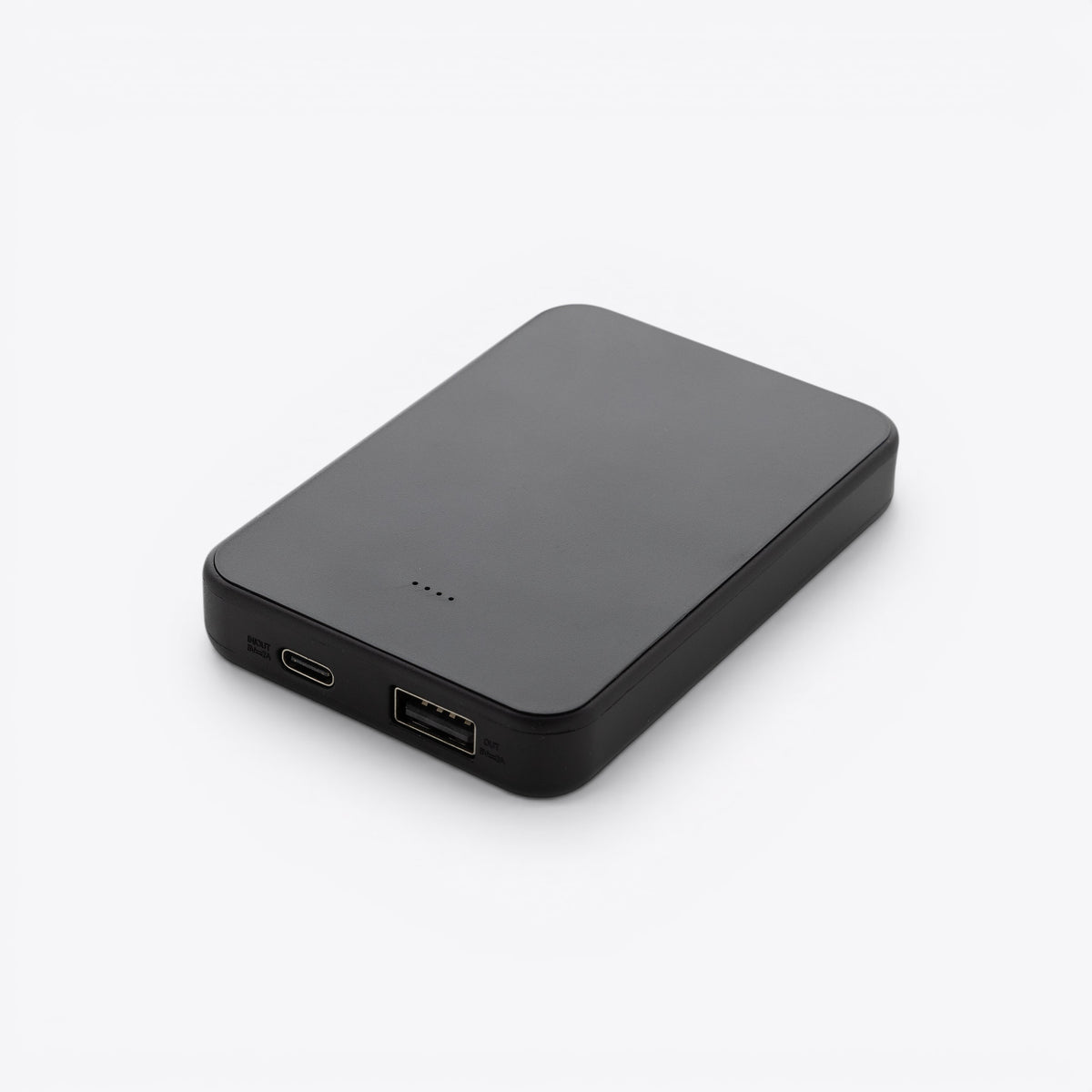 Batterie externe noire avec ports USB-C et USB-A, vue trois quarts