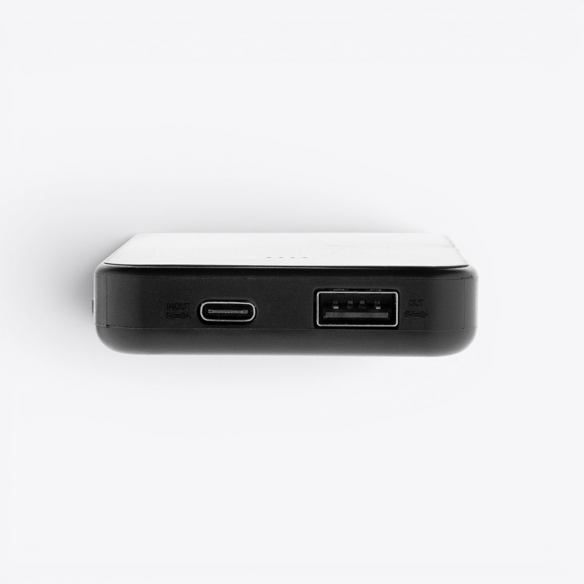 Gros plan sur les ports USB-C et USB-A d’une batterie externe noire