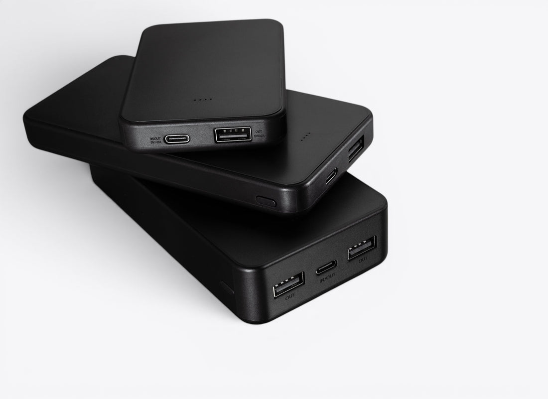 Trois batteries externes noires empilées, ports visibles