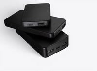 Trois batteries externes noires empilées, ports visibles