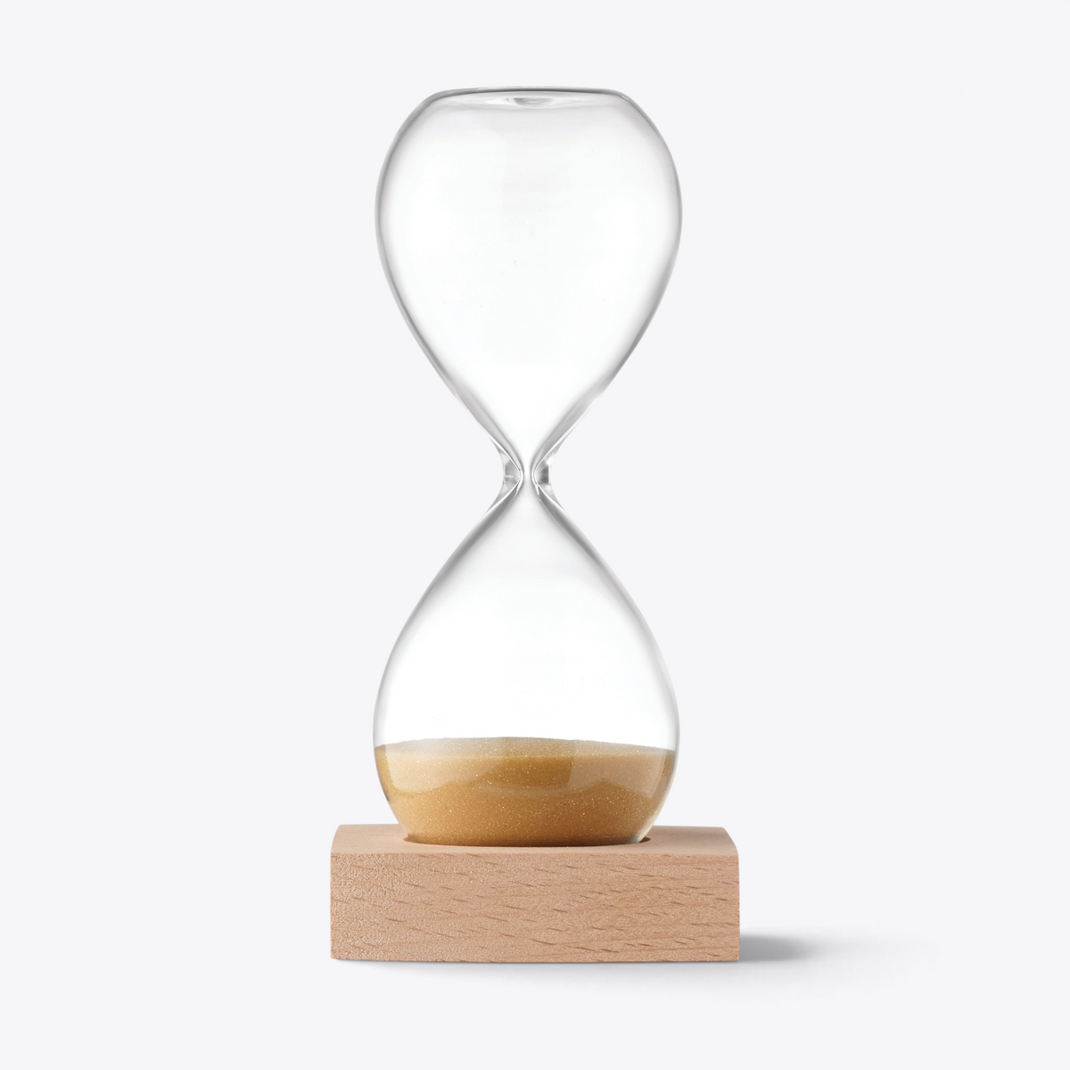 Sablier de cinq minutes en verre sur son socle en hêtre, vue de face.