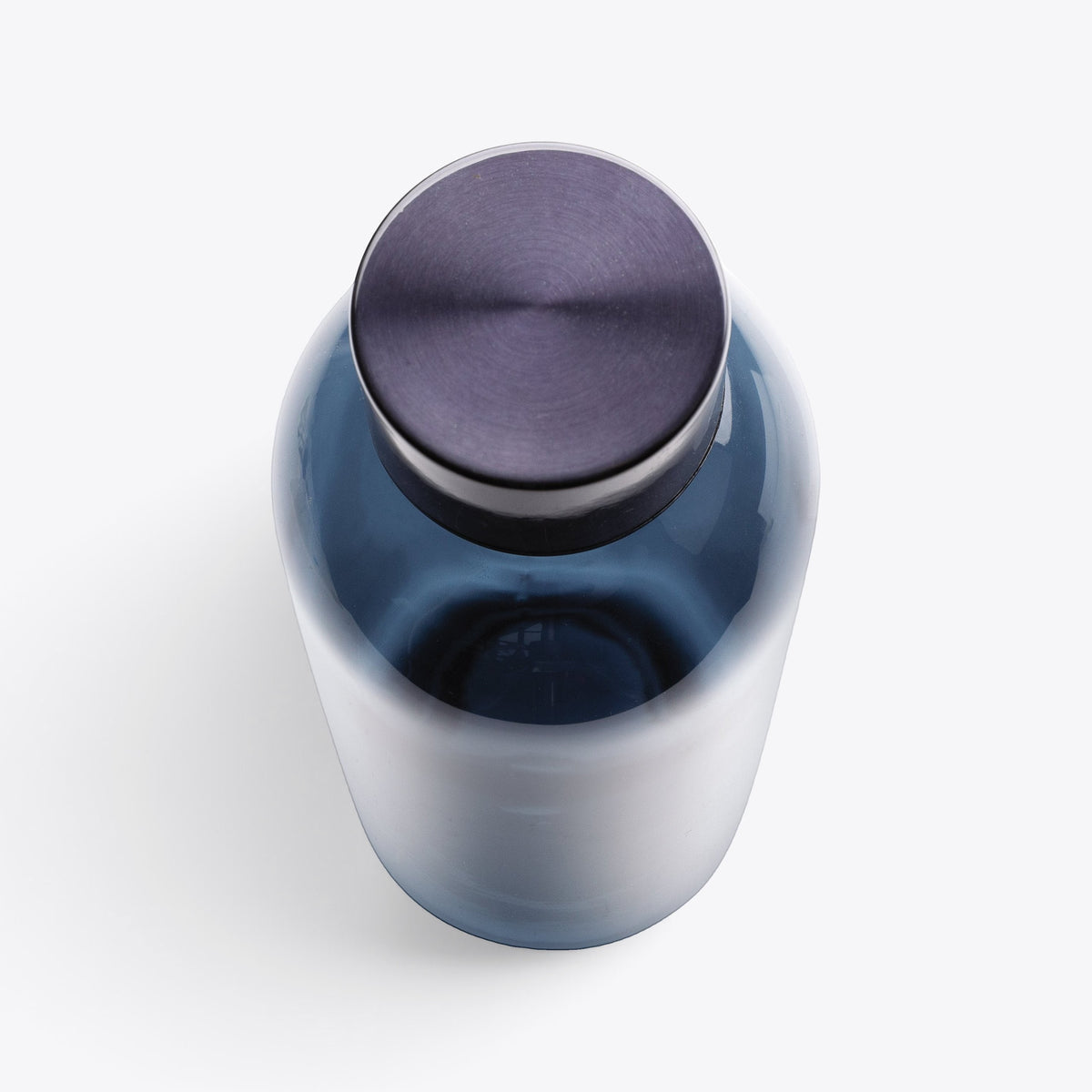 Bouteille étanche 620 ml bleue, détail du bouchon métallique fermé vu de dessus