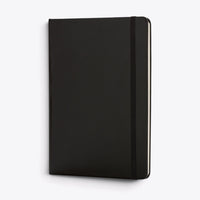 Carnet A5 classique noir, vue de trois quarts debout
