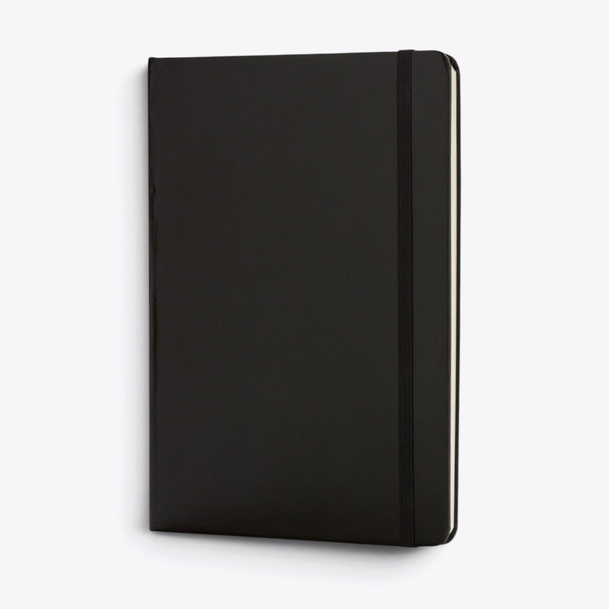 Carnet A5 classique noir, vue de trois quarts debout