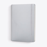 Carnet A5 classique argent, vue de trois quarts debout