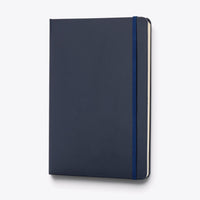 Carnet A5 classique bleu marine, vue de trois quarts debout