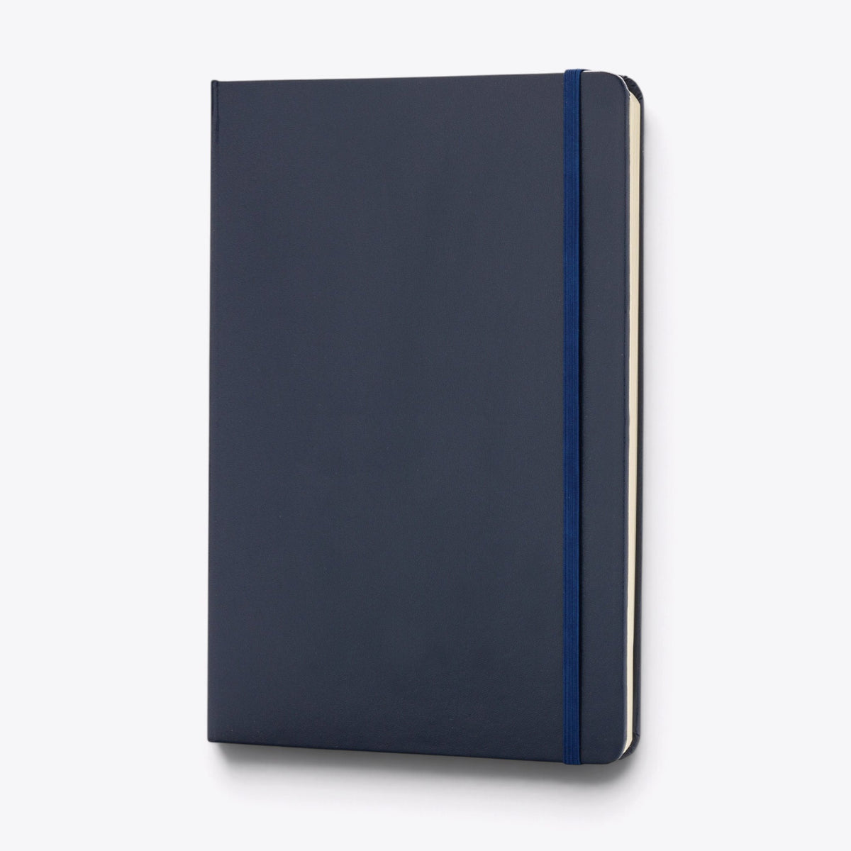 Carnet A5 classique bleu marine, vue de trois quarts debout