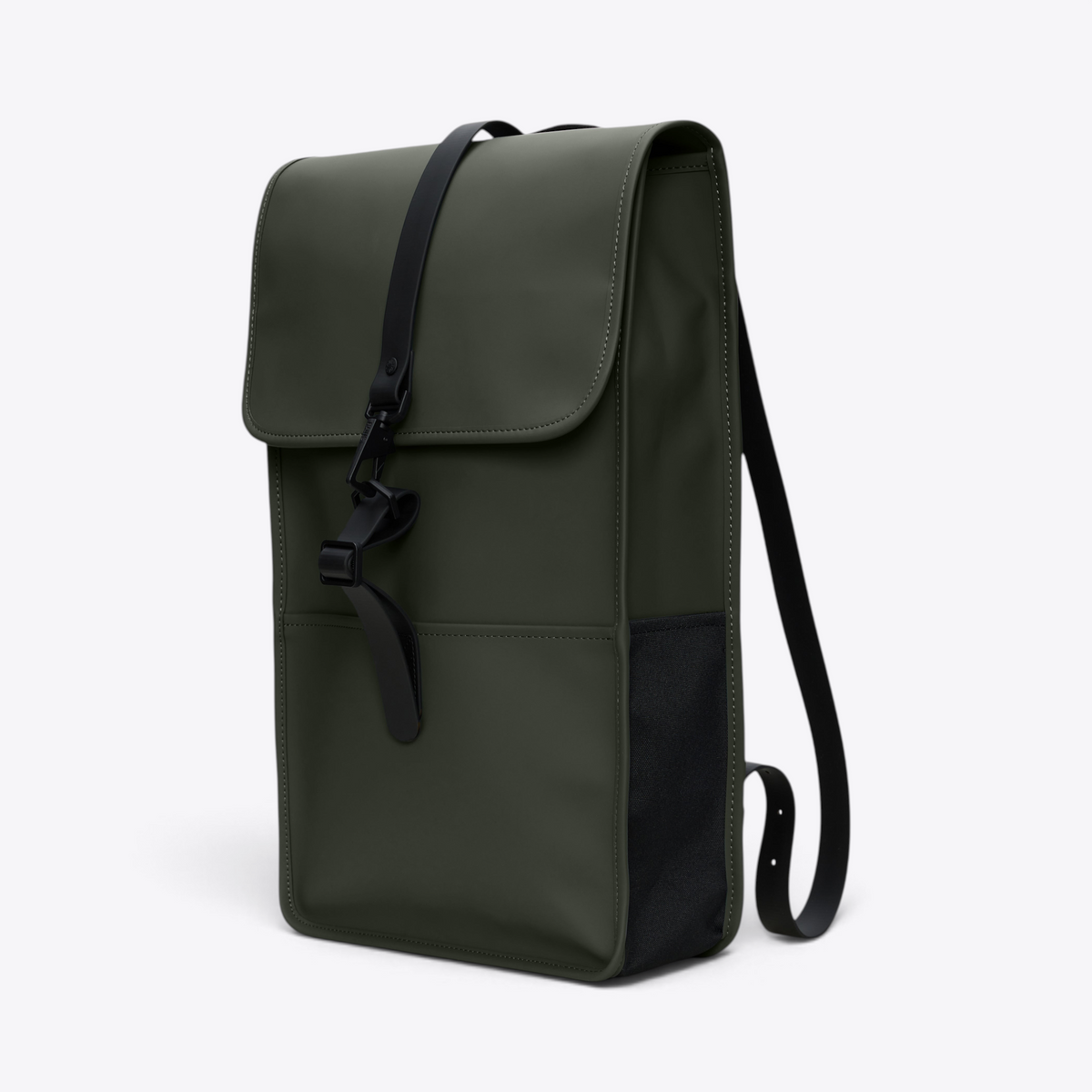Vue de trois quarts du Backpack RAINS vert