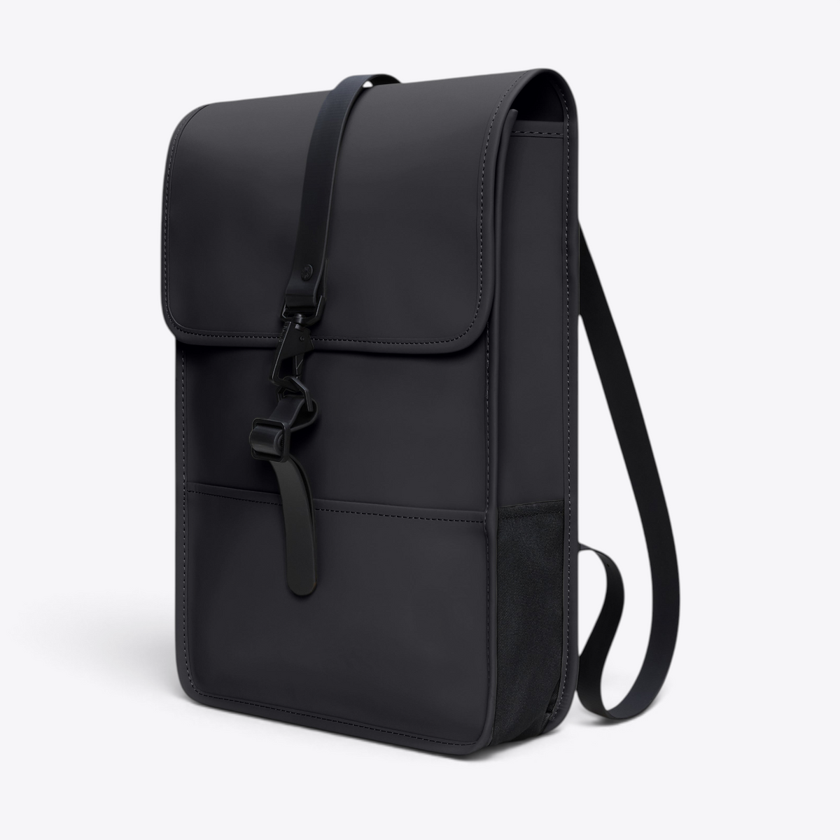 Vue de trois quarts du Backpack Mini RAINS noir