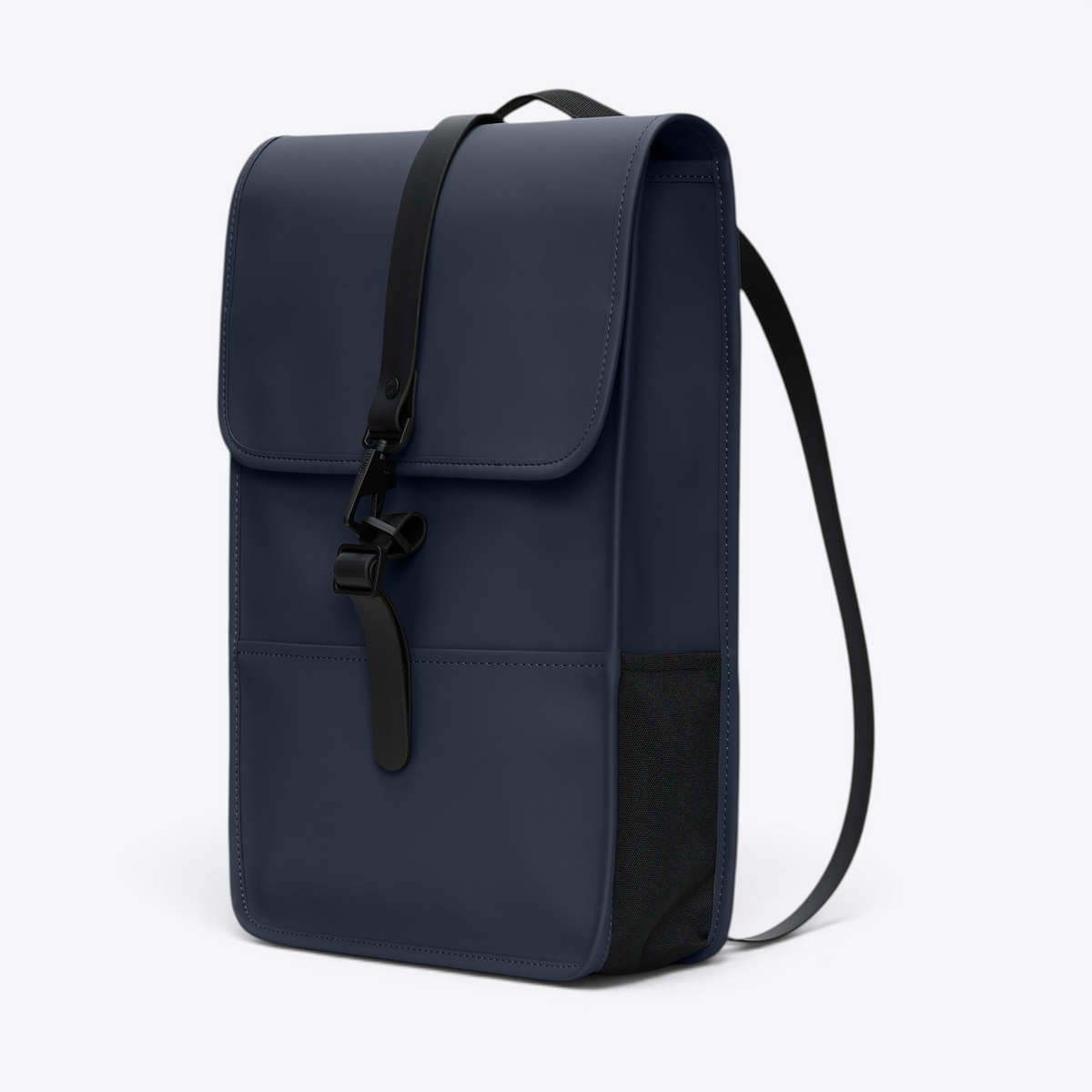 Vue de trois quarts du Backpack Mini RAINS bleu marine
