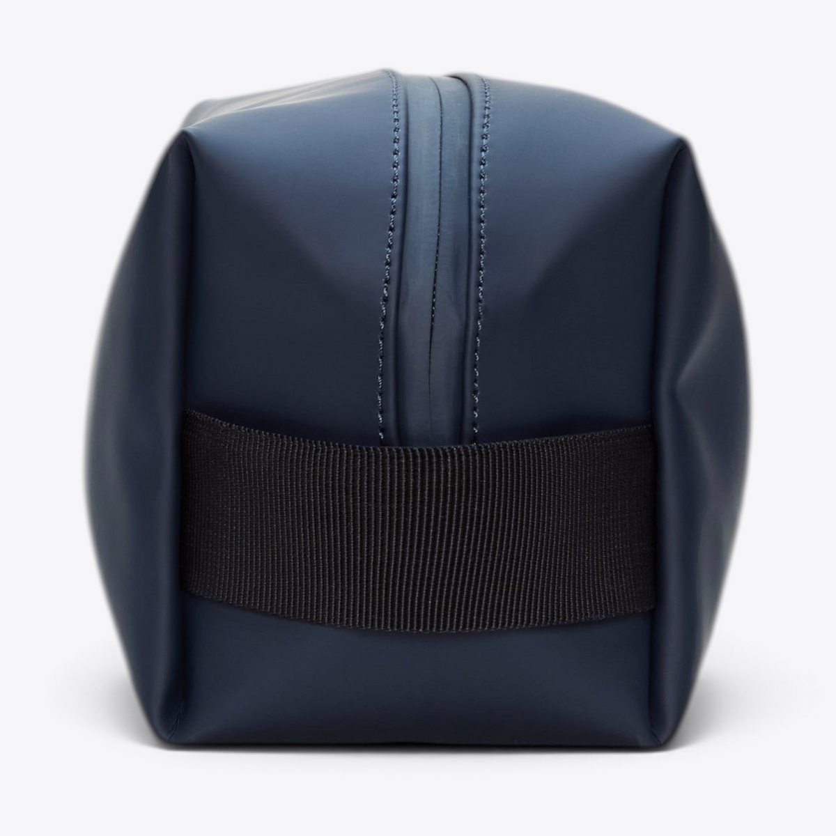 Vue de côté du Wash Bag Small RAINS bleu marine