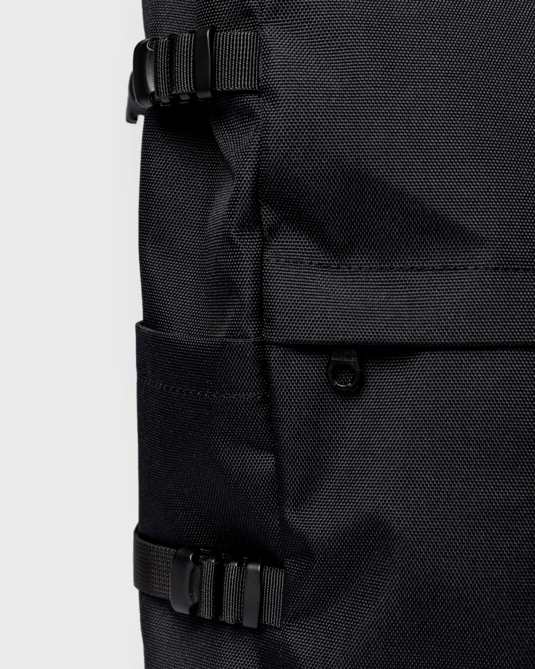 Sandqvist ICON Rolltop Backpack 16" noir — détail des sangles latérales et de la poche avant.