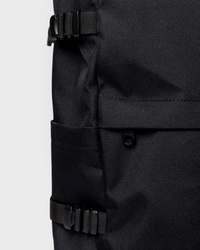 Sandqvist ICON Rolltop Backpack 16" noir — détail des sangles latérales et de la poche avant.
