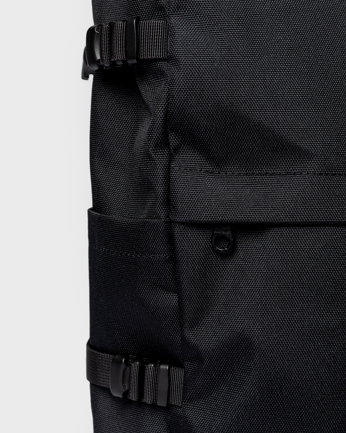 Sandqvist ICON Rolltop Backpack 16" noir — détail des sangles latérales et de la poche avant.