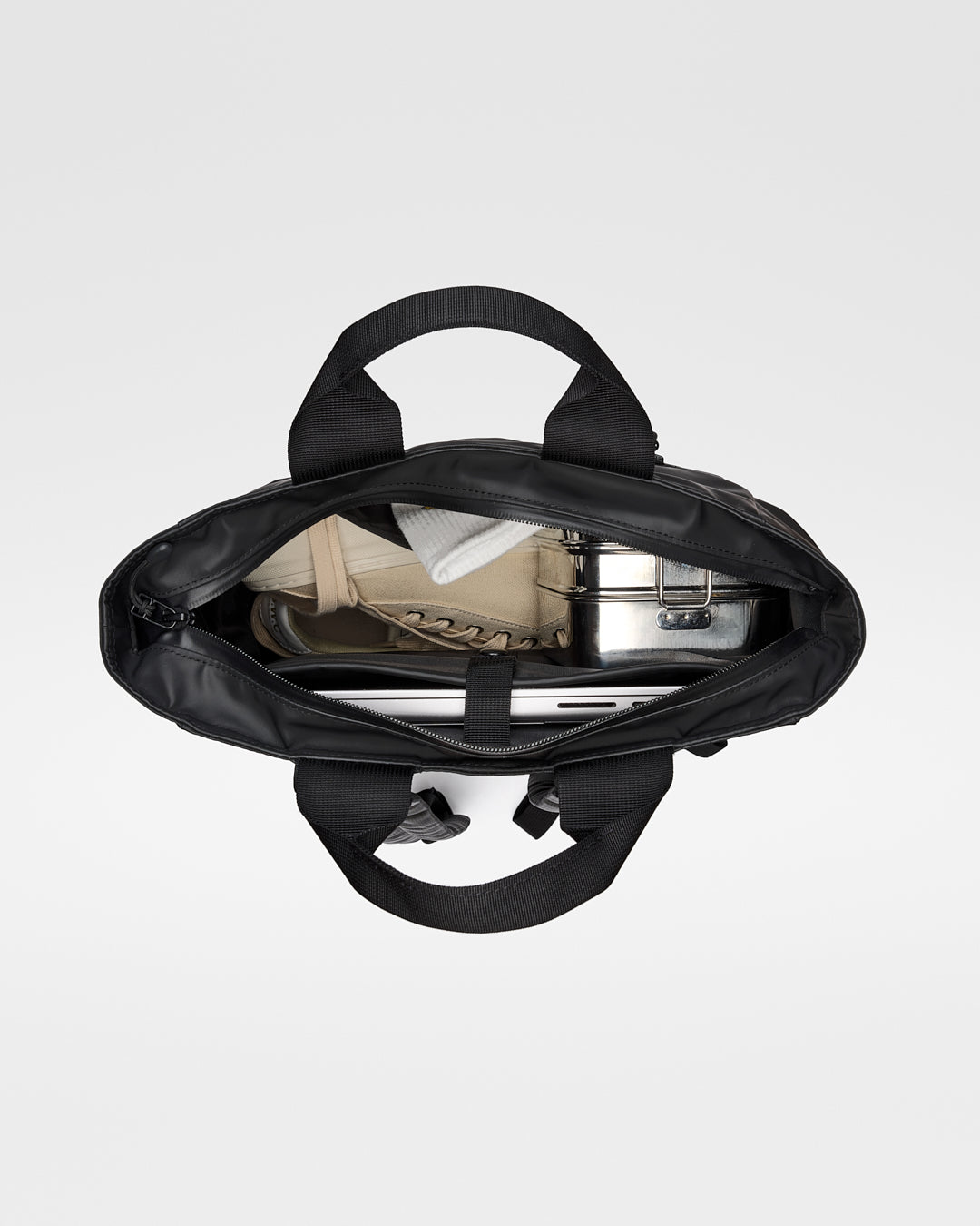 Sandqvist STREAM 2-Way Tote Backpack 16" noir — vue intérieure par le dessus avec objets rangés pour illustrer la capacité.