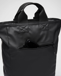 Sandqvist STREAM 2-Way Tote Backpack 16" noir — détail de la poche extérieure avec des lunettes illustrant le rangement.