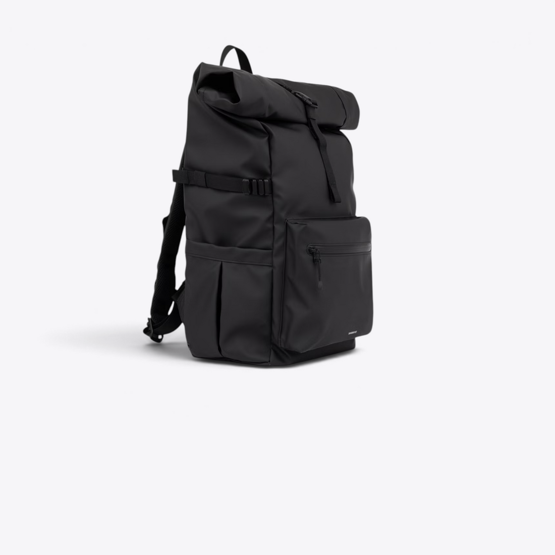 Sandqvist STREAM Rolltop Backpack L noir — vue de trois quarts avec poche et sangles latérales.