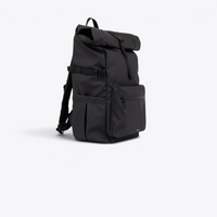 Sandqvist STREAM Rolltop Backpack L noir — vue de trois quarts avec poche et sangles latérales.