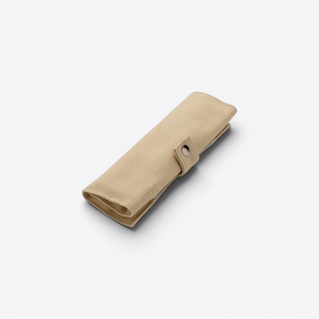 Étui en toile beige des couverts en bambou, roulé et fermé