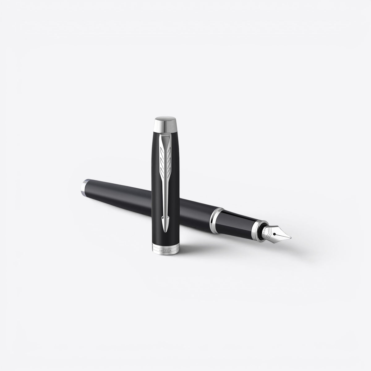 Stylo plume Parker noir ouvert, vue trois quarts