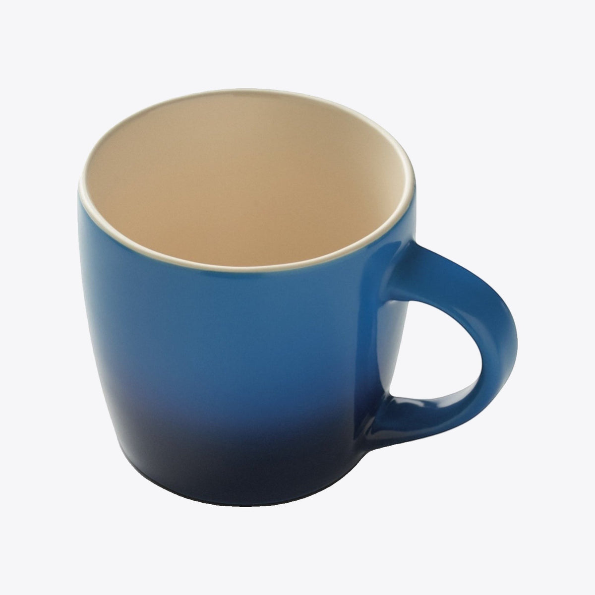 Tasse en céramique bleue avec intérieur crème, vue plongeante