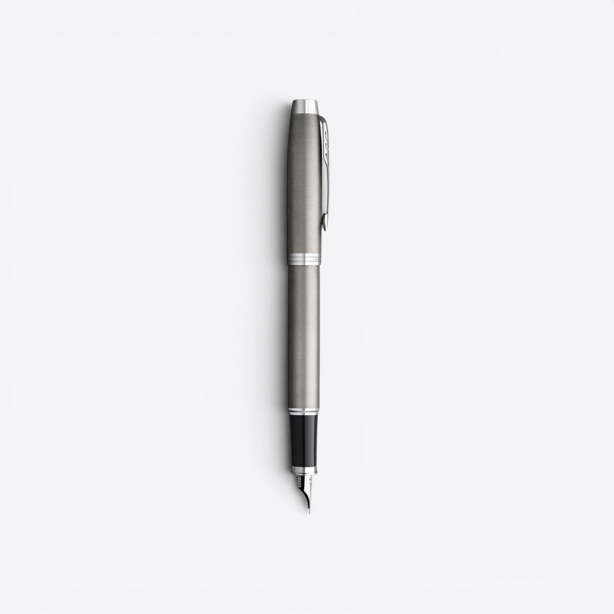 Stylo plume Parker gris ouvert, vue de profil