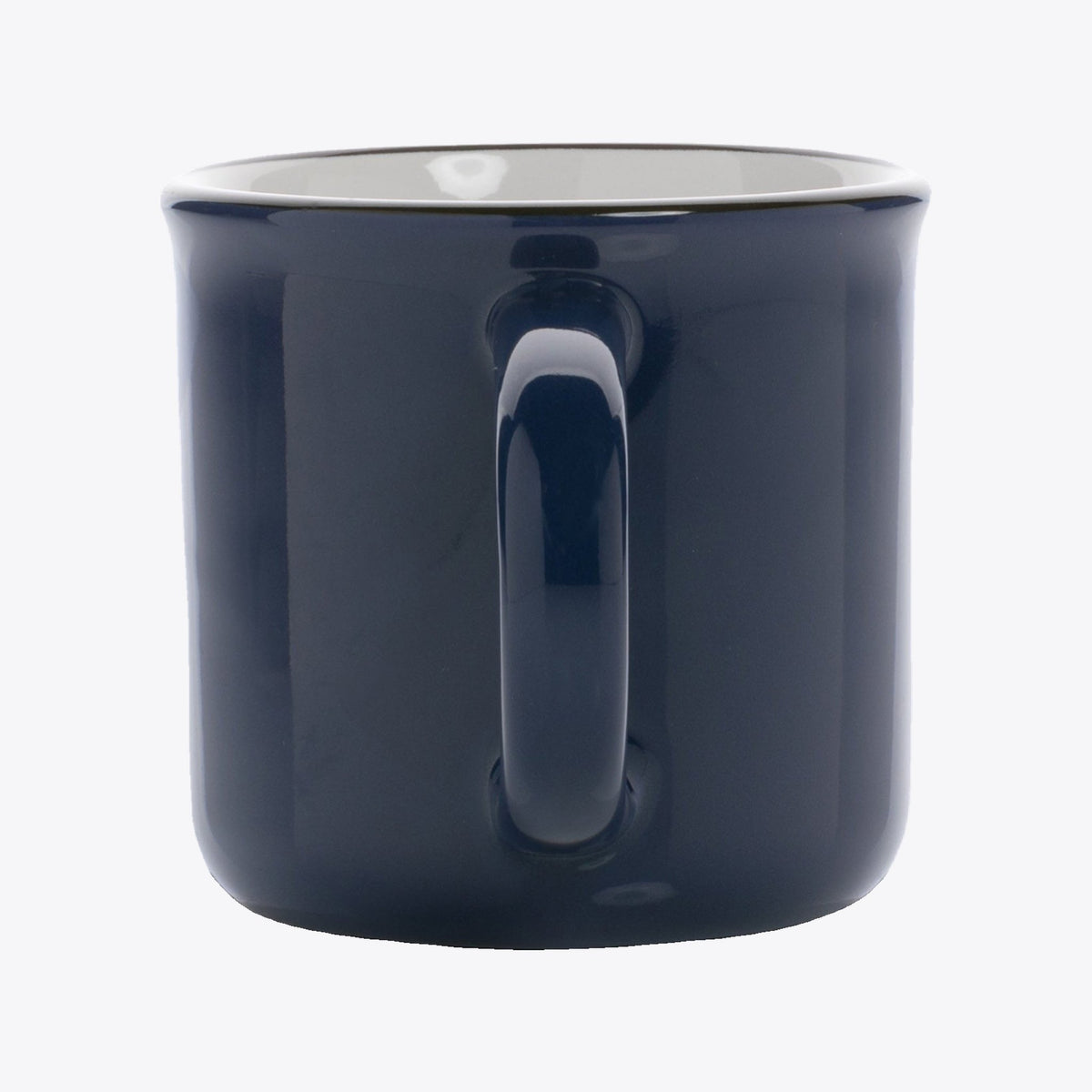Tasse vintage en céramique bleu marine avec l’anse visible, vue de face