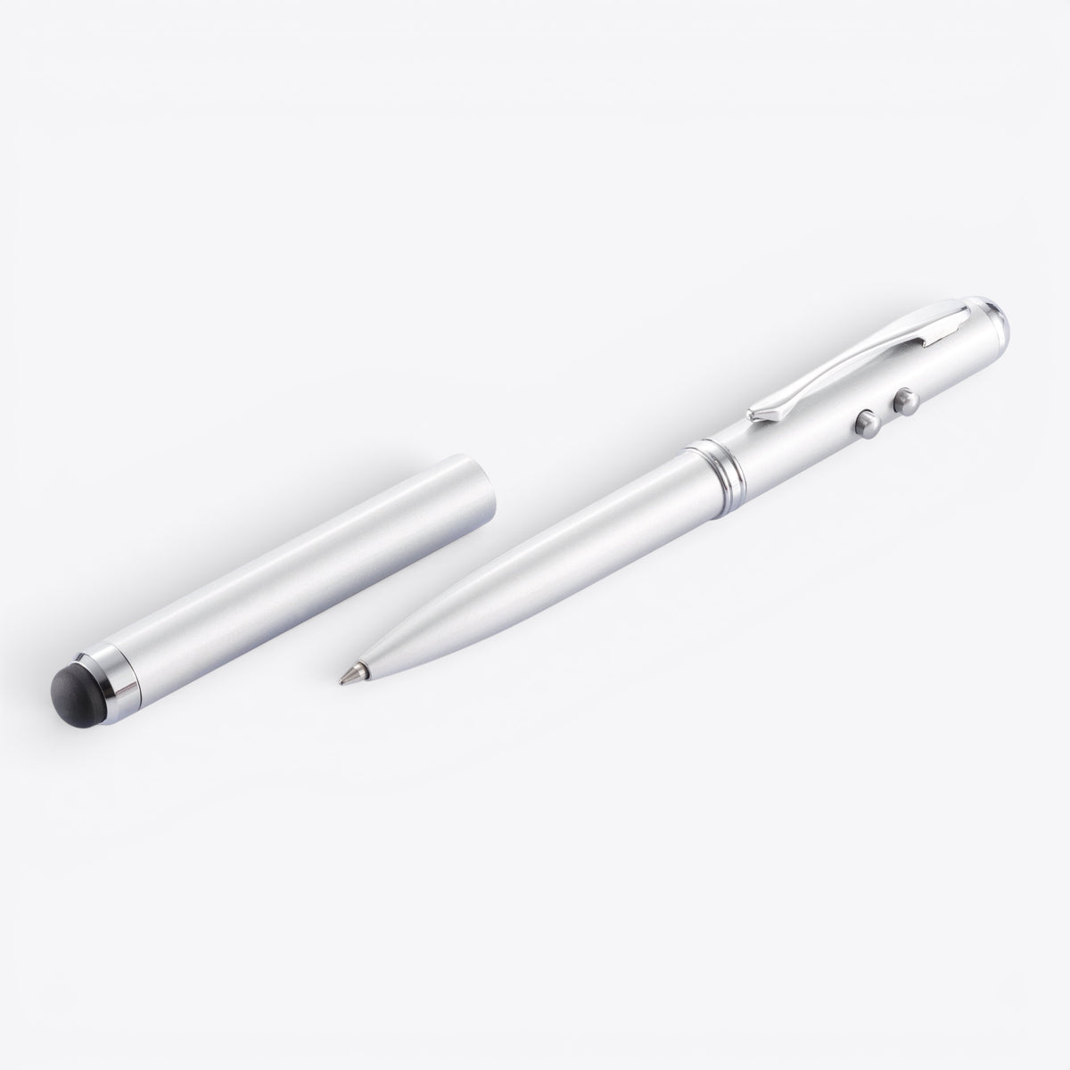 Stylo multifonction argenté posé avec capuchon et embout tactile séparés