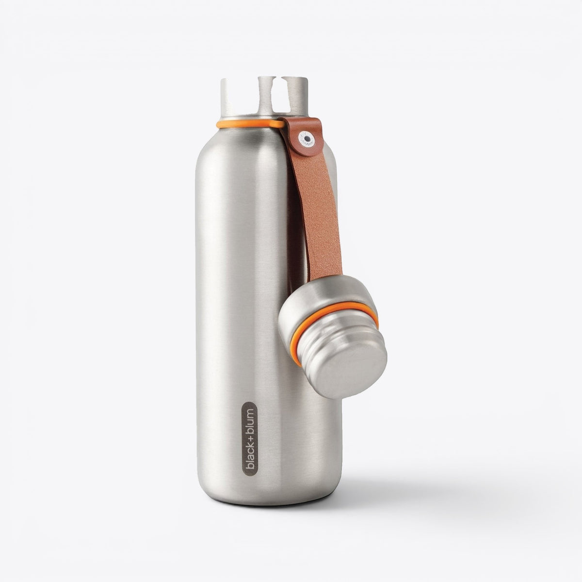 Bouteille Black+Blum argentée, anneaux orange et sangle en cuir, bouchon suspendu