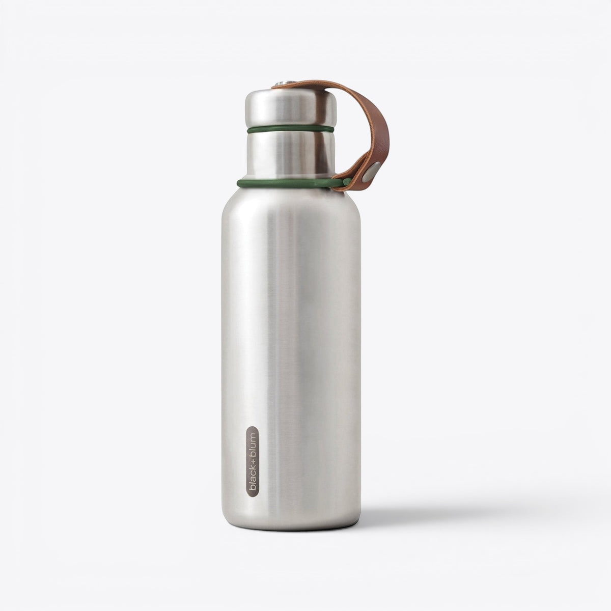 Bouteille Black+Blum argentée, anneaux verts et sangle en cuir, vue trois quarts