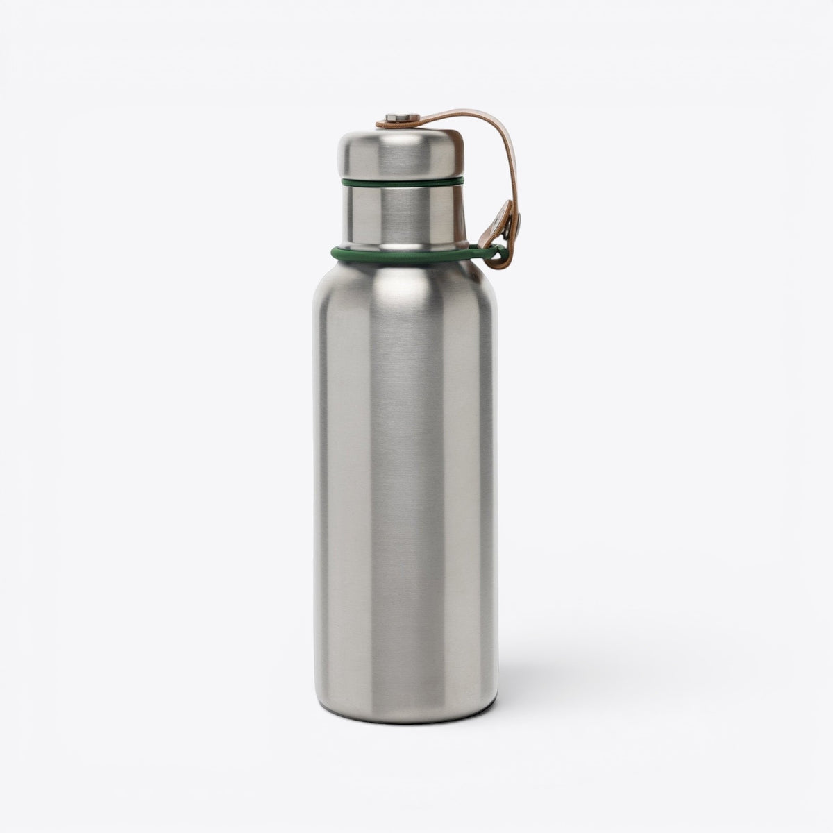 Bouteille Black+Blum argentée, anneaux verts et sangle en cuir, vue arrière