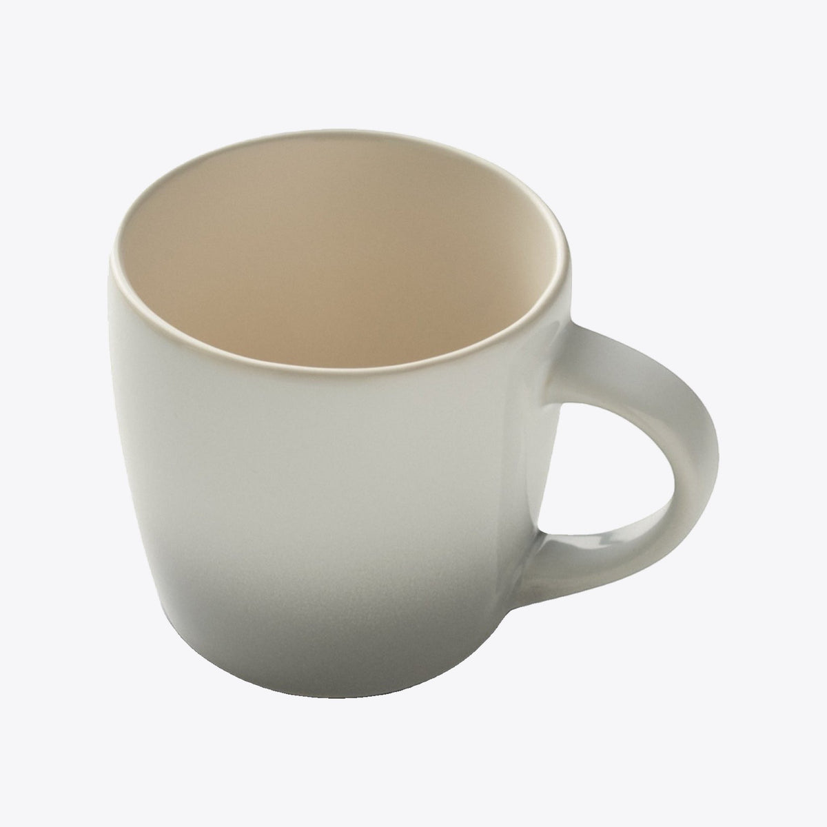 Tasse en céramique blanche avec intérieur crème, vue plongeante