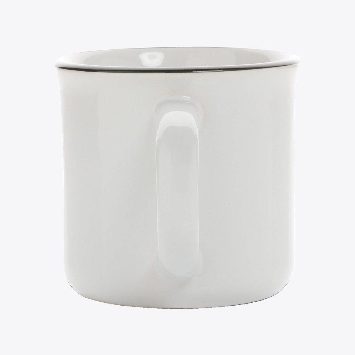 Tasse vintage en céramique blanche avec l’anse visible, vue de face