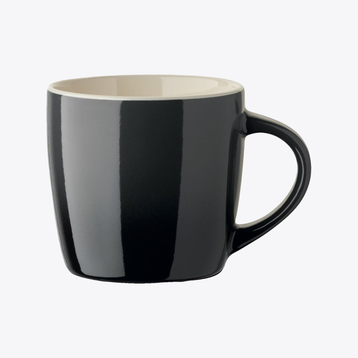 Tasse en céramique noire avec anse à droite, vue de face