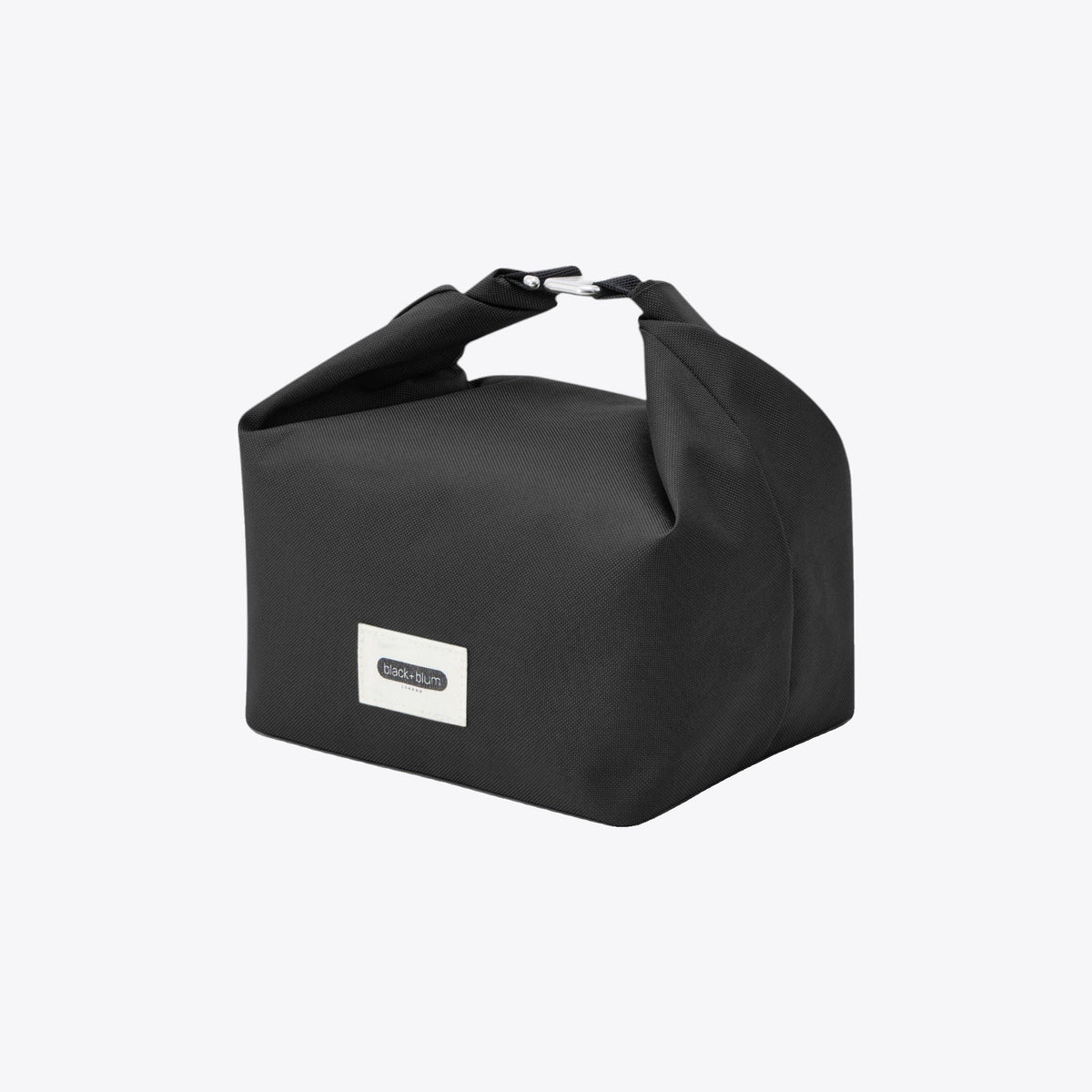 Sac déjeuner Black+Blum noir avec poignée roulée, vue de trois quarts