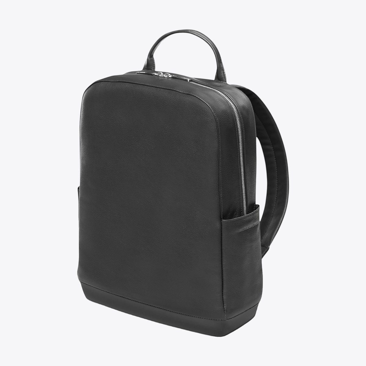 Sac à dos Moleskine en cuir noir, vue de trois quarts avant