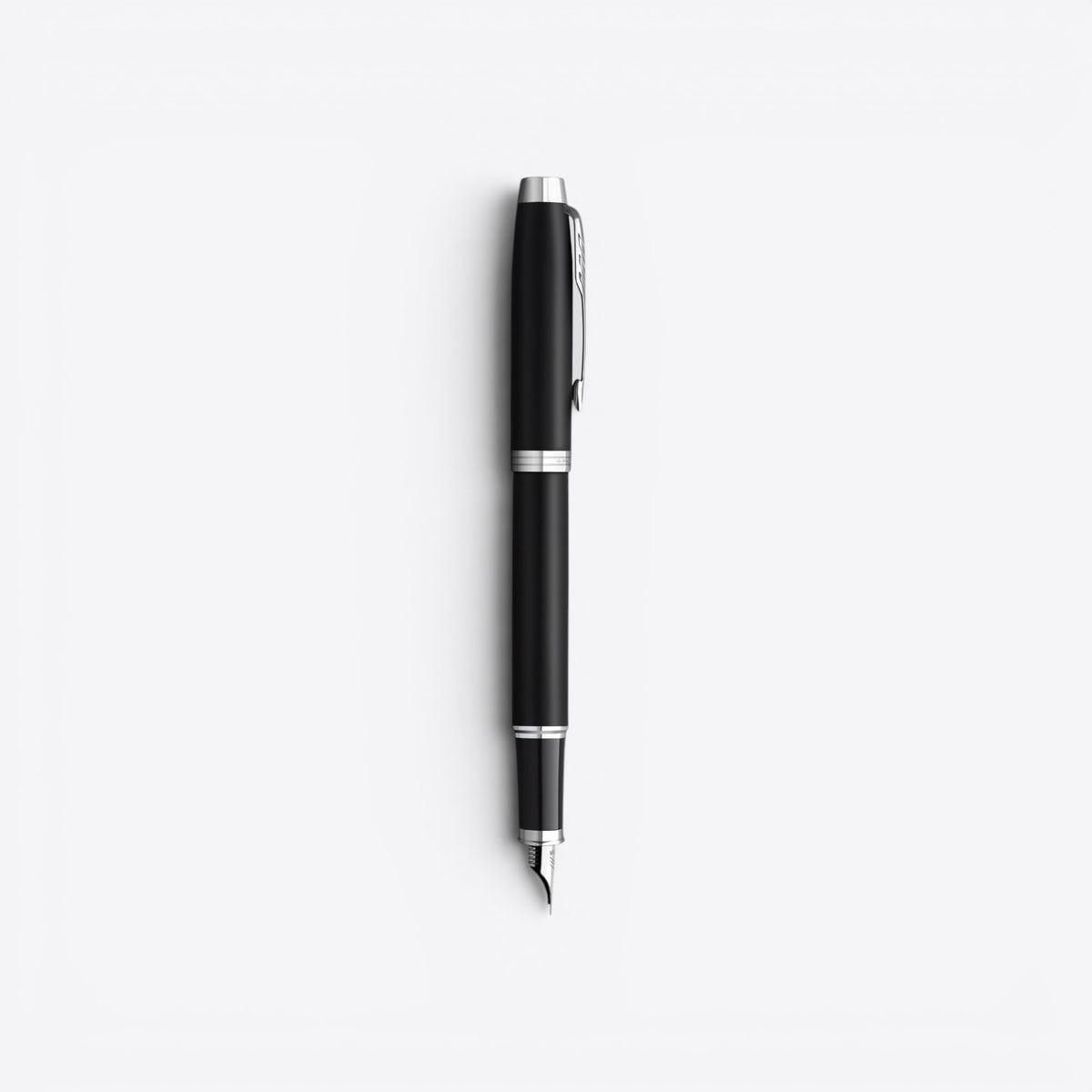 Stylo plume Parker noir ouvert, vue de profil