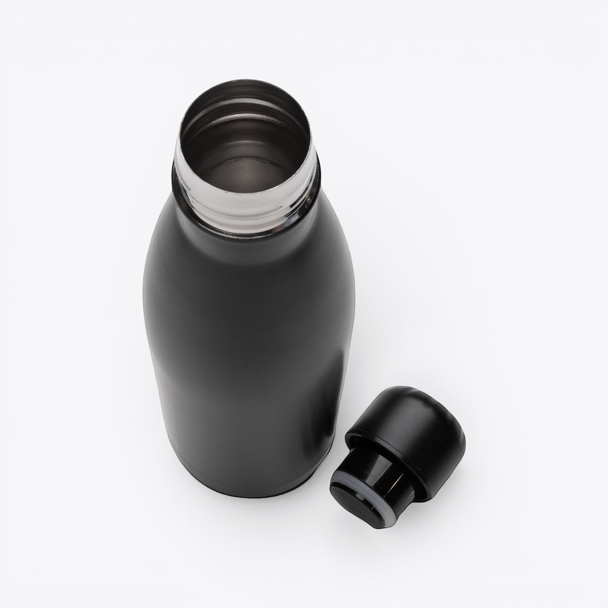 TODAY MERCH black stainless steel water bottle with a functional design and screw-on cap. Ideal for professional use.