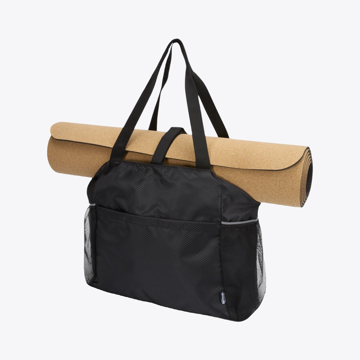 Sac de yoga noir avec tapis beige maintenu sous les anses