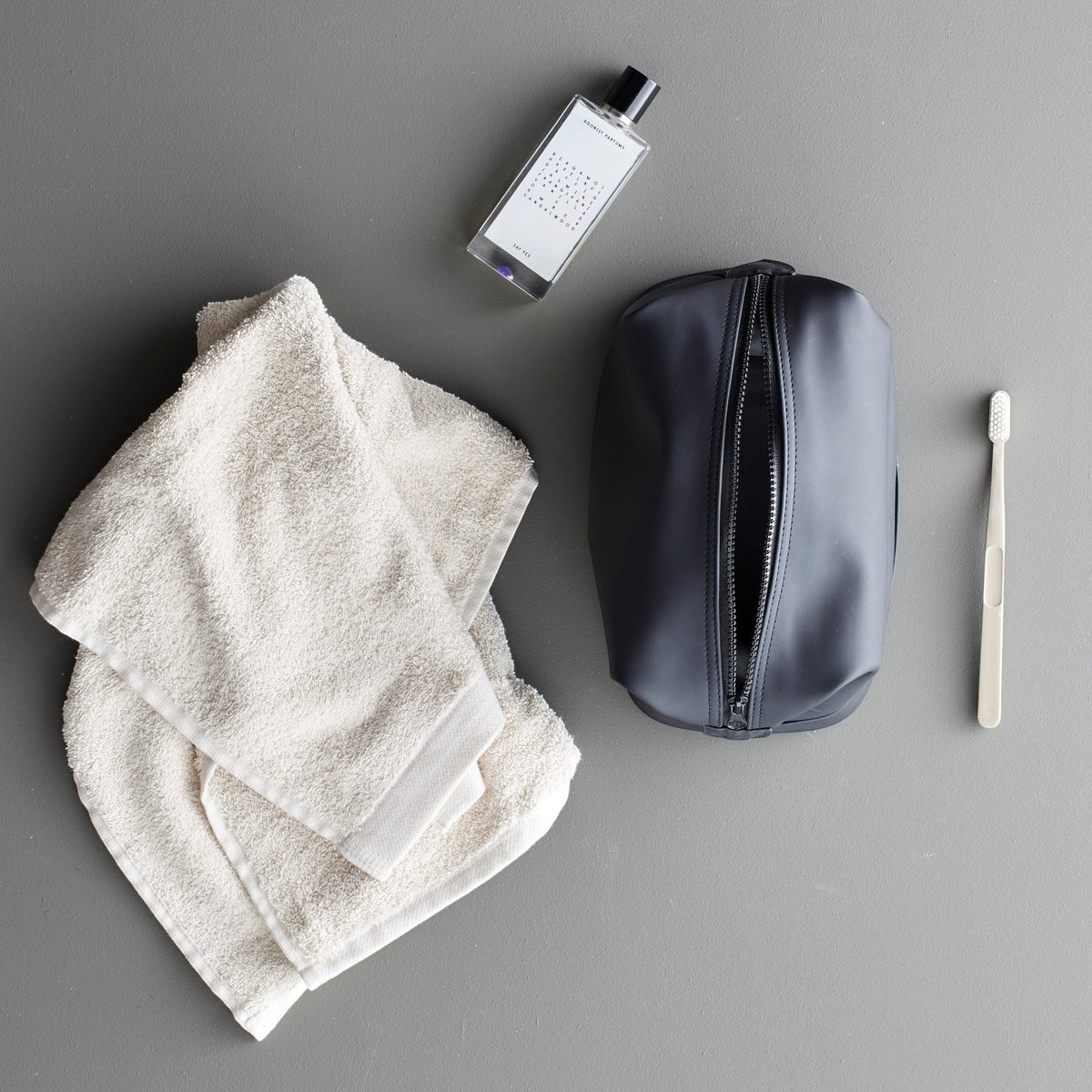 Trousse de toilette imperméable grise avec serviette et accessoires