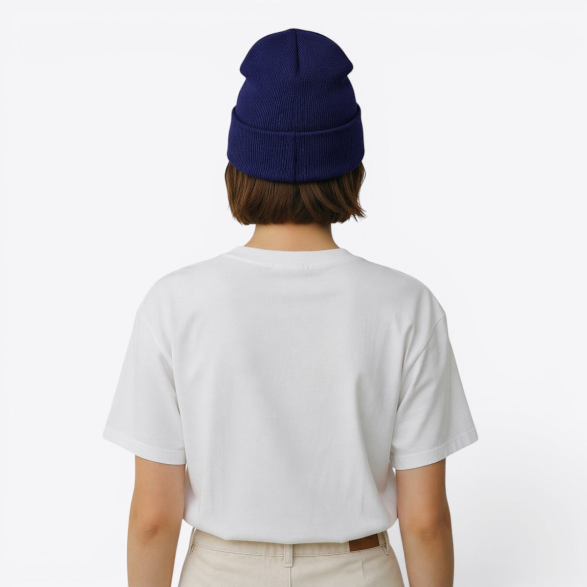 Bonnet unisexe en Polylana® bleu marine porté de dos par une femme