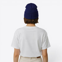 Bonnet unisexe en Polylana® bleu marine porté de dos par une femme