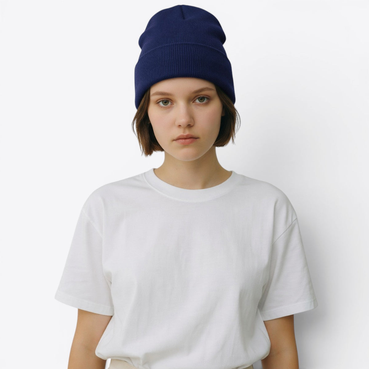 Bonnet unisexe en Polylana® bleu marine porté de face par une femme