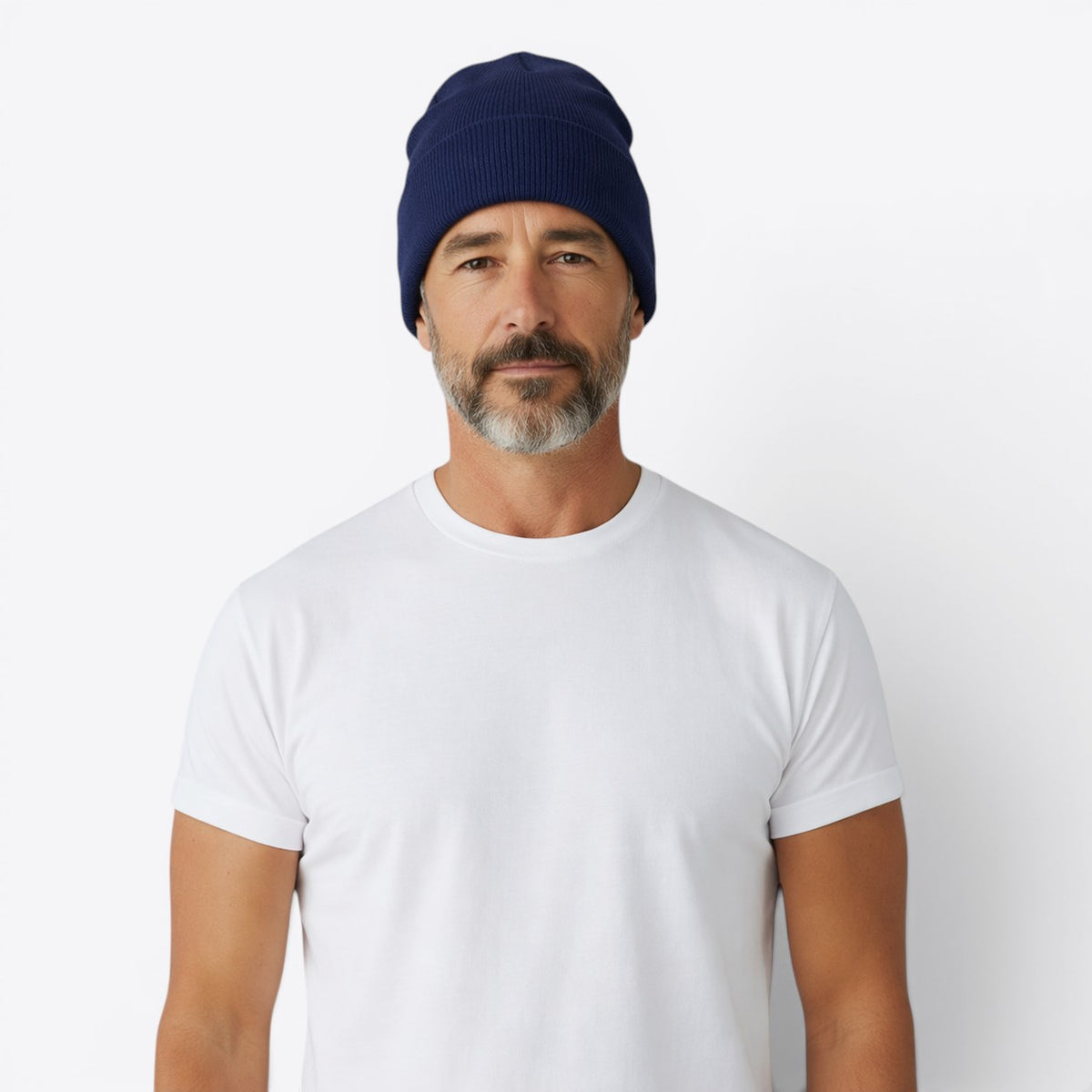 Bonnet unisexe en Polylana® bleu marine porté de face par un homme