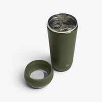 Mug isotherme Topl kaki ouvert, couvercle posé à côté