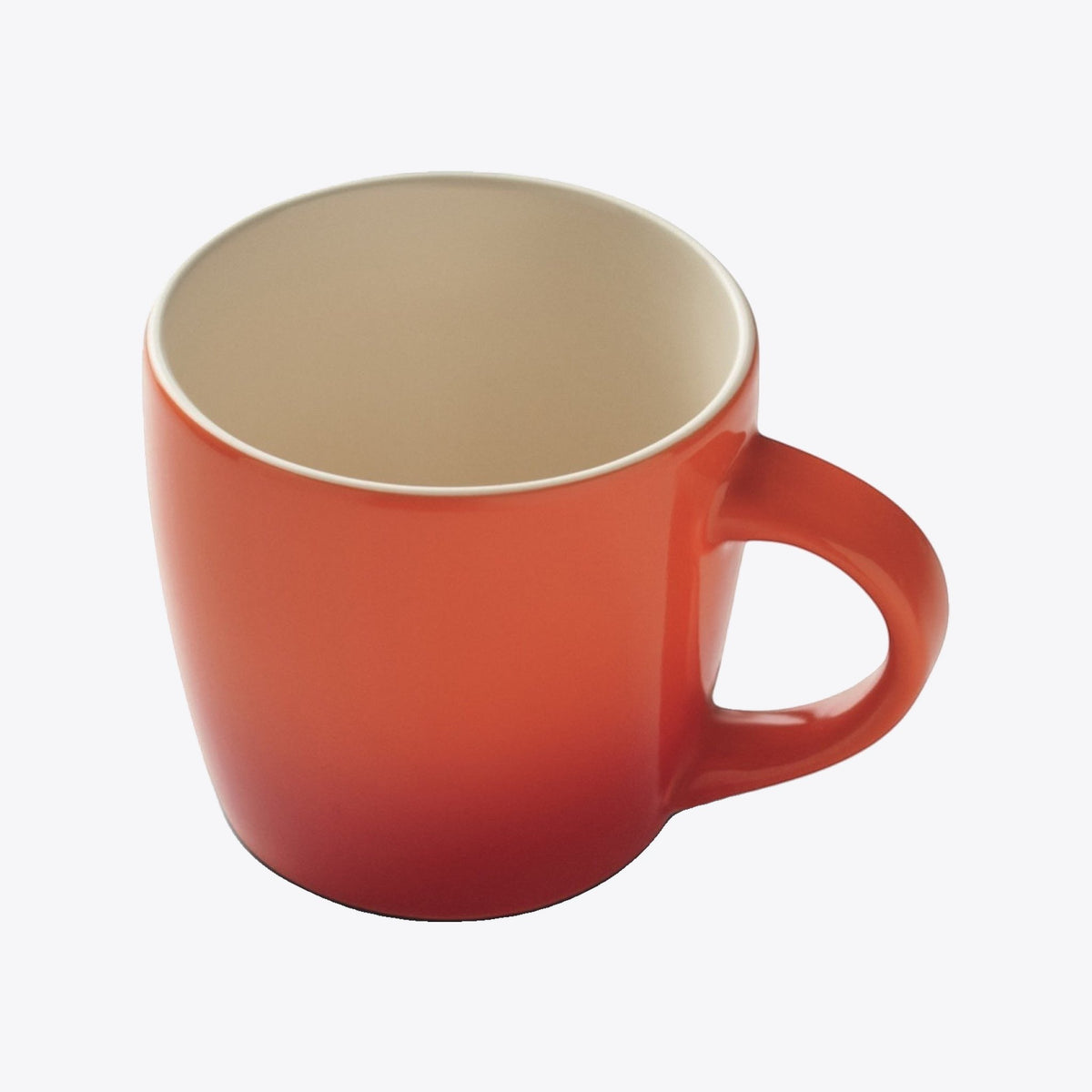 Tasse en céramique orange avec intérieur crème, vue plongeante